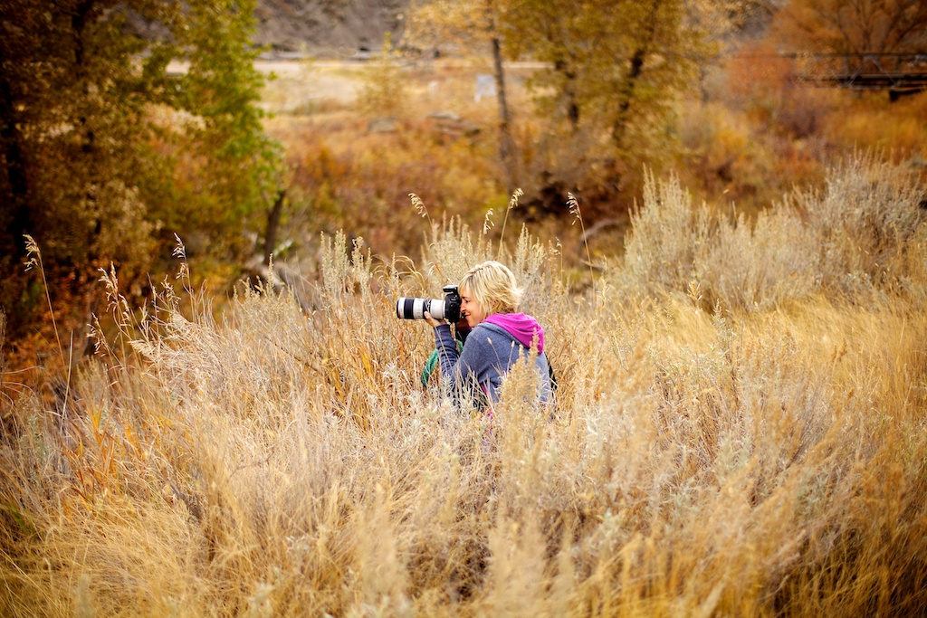 Calgary wedding photographer | Drumheller engagement session | Photographer working