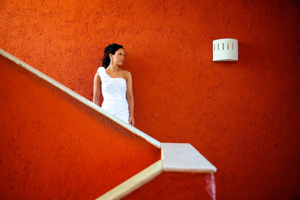 Destination wedding photographer | barcelo maya tropical | wedding photos | Bride in front of a red wall