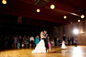 Calgary Wedding Photographer | Edmonton Vegreville wedding | bride and groom first dance with children running around