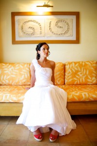 Destination wedding photographer | barcelo maya tropical resort Mexico | wedding photos | bride sitting on couch