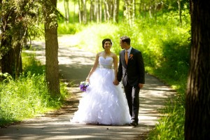 Calgary wedding photographer | Fish Creek Park wedding photos | Bride and groom walking down path in trees